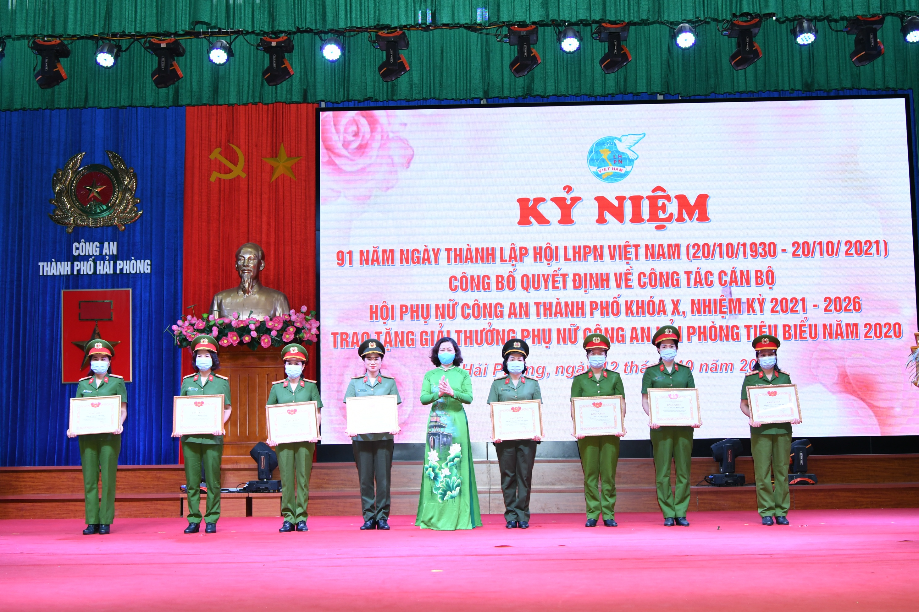 Chủ tịch Hội LHPN thành phố Vũ Thị Kim Liên trao tặng Bằng khen của Hội LHPN thành phố cho các tập thể, cá nhân có thành tích đột xuất